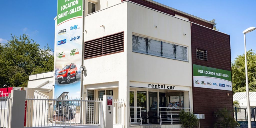 Façade de l'agence Tropicar Saint-Gilles-les-Bains, située au cœur de la station balnéaire de La Réunion - Pôle location de voiture
